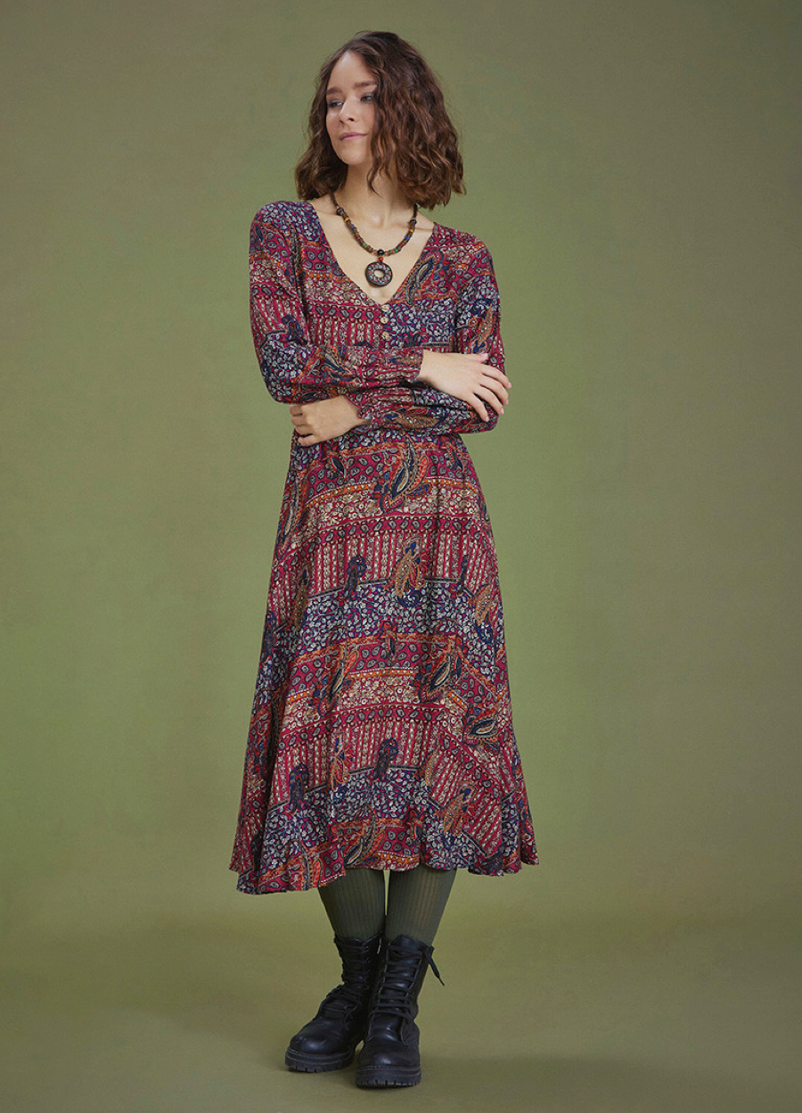 Herbstmelodie – Langarmkleid mit Ethno-Muster