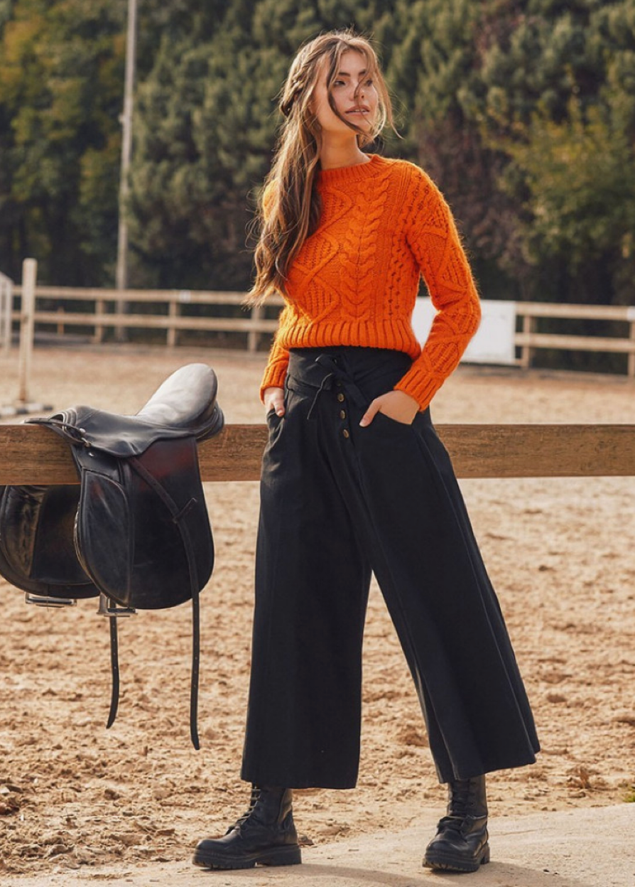 Eleganz in Bewegung – Weit geschnittene Hose mit Knopfleiste