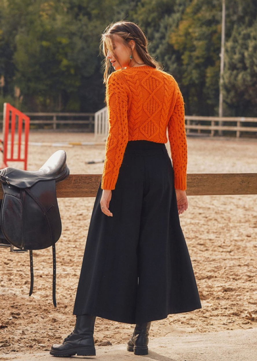 Eleganz in Bewegung – Weit geschnittene Hose mit Knopfleiste