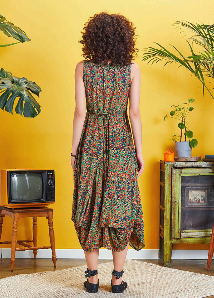 Sommergrün – Haremstil-Kleid mit Ethno-Muster