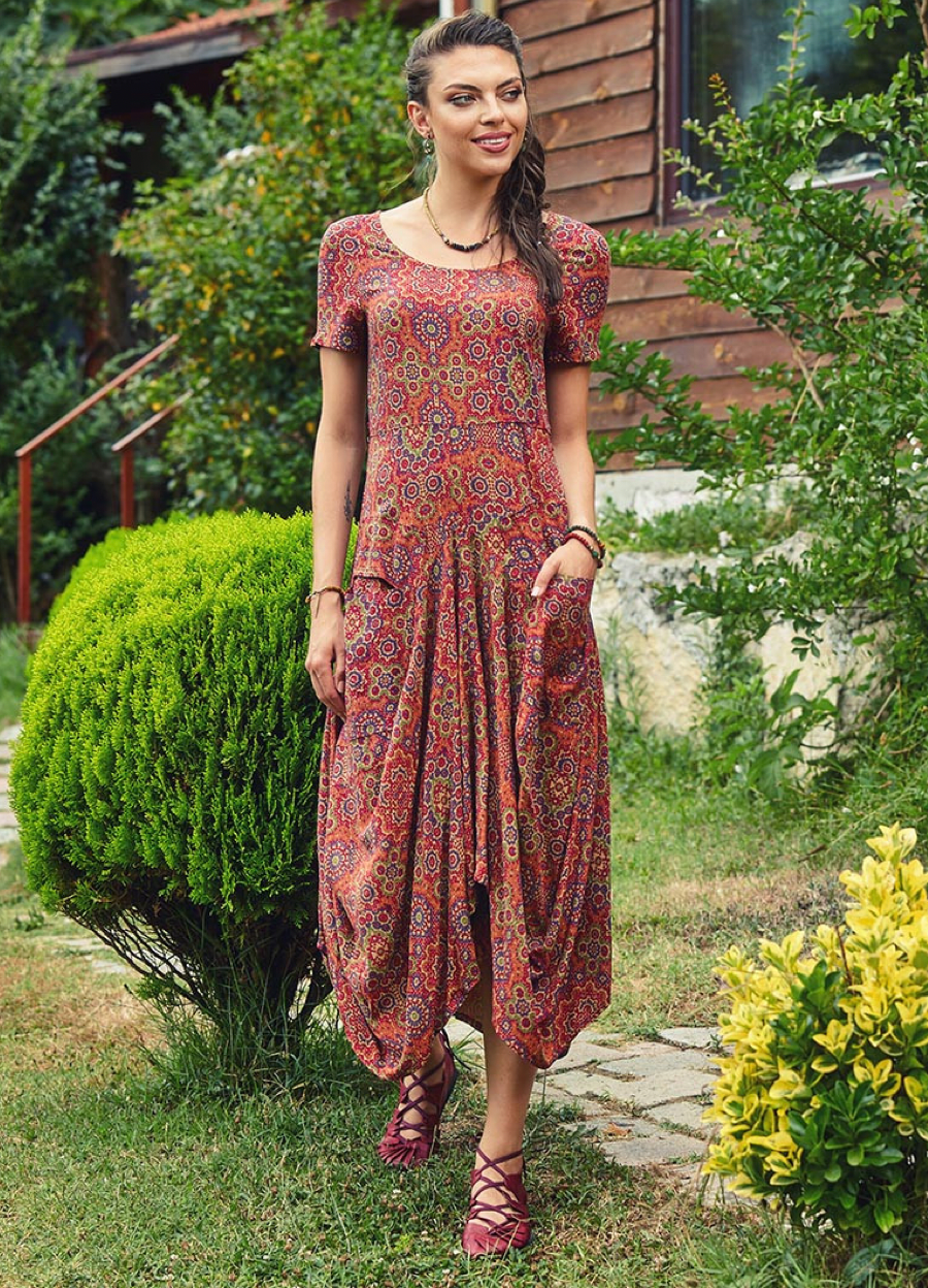 Blütenharmonie – Kurzarmkleid mit Ethno-Muster