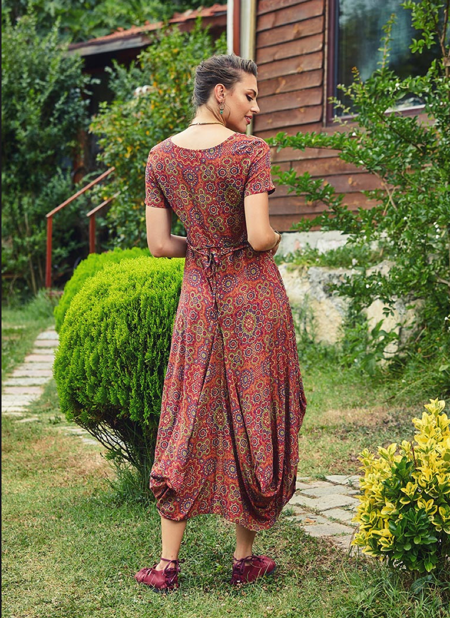 Blütenharmonie – Kurzarmkleid mit Ethno-Muster