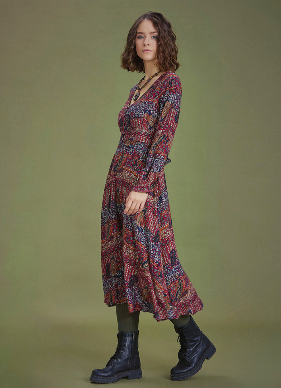 Herbstmelodie – Langarmkleid mit Ethno-Muster